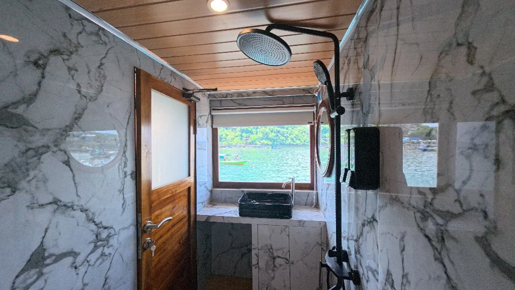 Deluxe Panoramic Bathroom